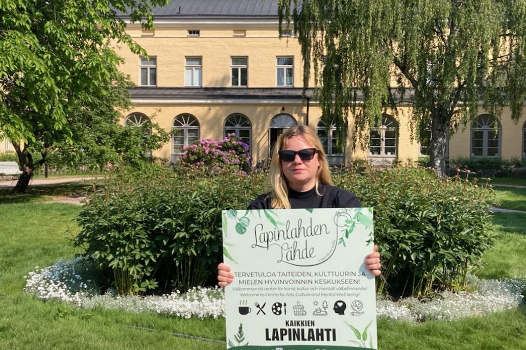 Ihmisiä Lähteellä Helli