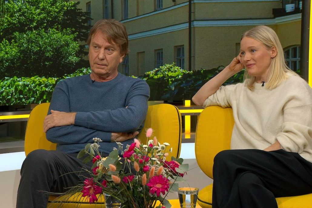 Kuvassa nainen ja mies televisiossa, Laura Birn ja Mika Kaurismäki Huomenta Suomessa.