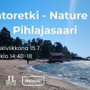 Luontoretki nature trip pihlajasaari tapahtuman aika ja logot. Taustakuva Pihlajasaaren rannalta aurinkoisena päivänä, näkyy kimmeltävä merenranta hiekkaa puita pukukoppeja ja kaukana ihmisiä