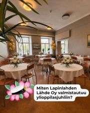 Miten Lapinlahden Lähde Oy valmistautuu ylioppilasjuhliin? 

Ylioppilasjuhlat ovat kevään lämpimimpiä hetkiä. Perheet ja sukulaiset kokoontuvat juhlistamaan tärkeää saavutusta, ja talo täyttyy kukista, keskusteluista ja ilosta. Tätä päivää varten tiimimme valmistaa jokaisen tilan huolellisesti asiakkaan toiveiden ja käytännön tarpeiden mukaan.