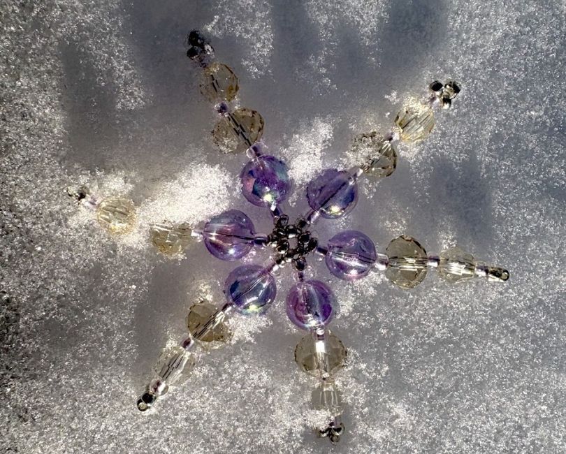 Helmistä tehty lumitähti.