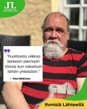 Ihmisiä Lähteellä juttusarjassa tutustumme Lapinlahden Lähteen omaan kiinteistövastaavaan Pasi Mäkiseen.

Pasi Mäkinen kiinnostui Lapinlahden Lähteestä työpaikkailmoituksen kautta. Lapinlahti paikkana ei ollut hänelle entuudestaan tuttu, mutta kun hän näki Lapinlahden verkkosivuilla kuvia rakennuksista ja miljööstä, syntyi välitön tunne: tänne täytyy päästä!

Pasin aiempi työtausta on monipuolinen. Hän on tehnyt kiinteistönhoitoa yli 20 vuotta ja lisäksi opettanut alaa kymmenen vuoden ajan. Hän on työskennellyt myös erityistason lastensuojeluyksikössä, jossa arki oli hyvin toisenlaista kuin historiallisessa sairaalarakennuksessa meren rannalla.

Tällä hetkellä Pasi työskentelee Lapinlahden Lähteellä kiinteistövastaavana. Käytännössä työnkuva on laaja, eikä yksikään päivä ole samanlainen. Lisäksi hän kokee, että omalla työllään hän on mahdollistamassa yhteisön olemassaoloa ja toivottavasti sen säilymistä myös tulevaisuudessa. Myös työnohjaus kuuluu Pasin työhön. Hän ohjaa muun muassa opiskelijoita, työkokeilijoita ja harjoittelijoita.

Yhteisöllisyys nousee Pasin puheessa esiin monessa kohtaa. Hän kertoo aluksi ihastuneensa vanhaan sairaalarakennukseen, mutta pian rinnalle nousi toinen, yhtä tärkeä asia: täällä on hänen mukaansa poikkeuksellisen hieno yhteisö.

”Puolitoista viikkoa kerkesin maksimissaan olemaan töissä, kun rakastuin tähän yhteisöön.”

Pasi on koulutukseltaan myös kalustepuuseppä, ja siksi Lapinlahden ullakkotilojen hirret, kirveenjäljet ja käsityön tuntu puhuttelevat häntä aivan erityisellä tavalla.

Vaikka Lapinlahden tulevaisuuteen liittyy epävarmuutta, Pasi ei suhtaudu tilanteeseen synkästi. Hänen mukaansa tärkeintä on säilyttää rakennus sekä sen ympärille syntynyt yhteisö ❤

Koko haastattelu luettavissa Lapinlahden Lähteen Uutiset-sivuilta.

Teksti ja kuva: Taana Tallberg