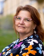 Uutisia! Lapinlahden kriisikotitoiminnan olohuoneella, Toivon Lähteellä, on loppukeväästä aloittanut uutena hankepäällikkönä Nadia El-Radhi. Nadialla on pitkä kokemus kriisityöstä, ja Pro Lapinlahti mielenterveysseuran toiminta Lapinlahden Lähteellä oli hänelle jo valmiiksi tuttua. Hän astuu tehtäväänsä innokkain ja iloisin mielin.
 
“Olen huomannut Toivon Lähteellä yhteisön voiman ja kantokyvyn. Toivon Lähde on ainutlaatuinen paikka, jossa kriisiä läpikäyvät ihmiset kohtaavat ja saavat olla omia itsejään kaikkine tunteineen”, Nadia kuvailee.
 
”Yhteisö muodostuu kävijöistä ja vapaaehtoista, jotka saavat toistensa läsnäolosta paljon vertaistukea. Kun elämänkriisi koettelee, voi yksinäisyyden tunne olla suuri. Toivon Lähde tarjoaa helpotusta kriisin keskellä, kun ei tarvitse jäädä yksin pahan olon keskellä. Moni on todennut, ettei tällaista paikkaa ole toista.”
 
Toivon Lähteellä vierailija toivotetaan tervetulleeksi kahvikupposen äärelle, juttelemaan, kävelylle puistoon ja meren äärelle tai vain olemaan rauhassa. Olohuone on avoinna tiistaisin ja torstaisin klo 14–18, ja paikalle saavutaan puhelinsoiton kautta (040 560 1163).
 
Lämpimästi tervetuloa tutustumaan Nadiaan, vapaaehtoisiin ja muihin yhteisön jäseniin!🌷Kuva: Jukka Leppikangas 
 
—
 
Toivon Lähde on tarkoitettu yli 30-vuotiaille aikuisille ja senioreille. Emme ole hoitoa tai kuntoutusta antava sosiaali- tai terveydenhoidon palvelu, minkä takia emme voi ottaa vastaan ihmistä, jolla on akuuttihoitoa vaativa päihde- ja/tai mielenterveysongelma tai joka on pitkäaikaisasunnoton.
 
Soita matalalla kynnyksellä numeroon 040 560 1163. Mikäli emme ole tavoitettavissa, jätä viesti ja numerosi, niin olemme yhteydessä mahdollisimman pian.🌷