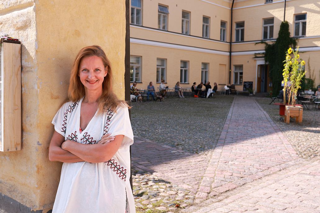 Kuvassa nainen Lapinlahden Lähteen pihalla.