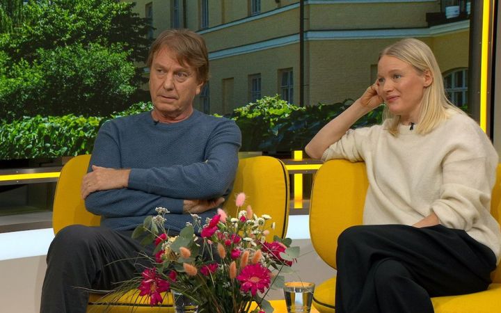 Kuvassa nainen ja mies televisiossa, Laura Birn ja Mika Kaurismäki Huomenta Suomessa.