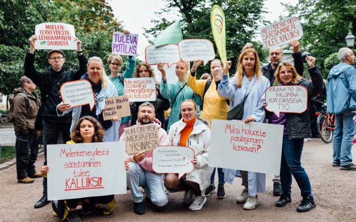 Ihmisiä mielenosoituksessa