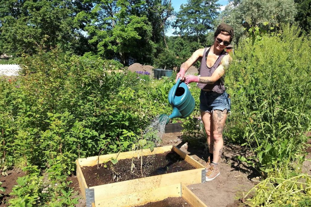 Ihmisiä Lähteellä palstaviljelijä Paula