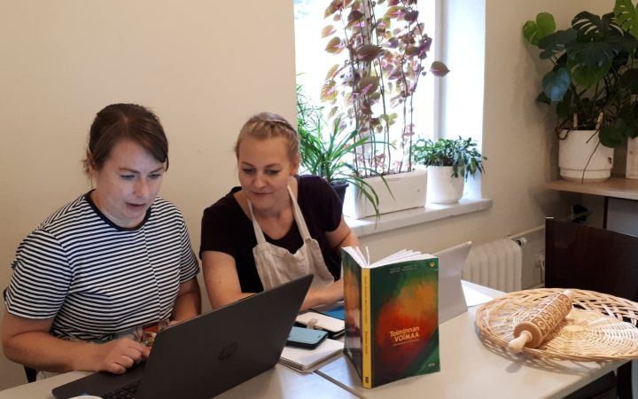 Ihmisiä Lähteellä Tiina ja Hanna