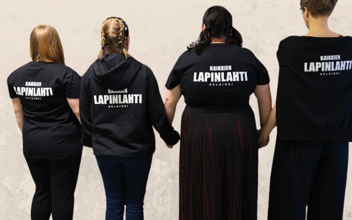 Neljä naista mustissa Kaikkien Lapinlahti -t-paidoissa selkäpuolelta kuvattuna