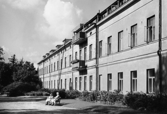 Kuvassa on Lapinlahden sairaala eteläinen seinusta 1950-luvulla.