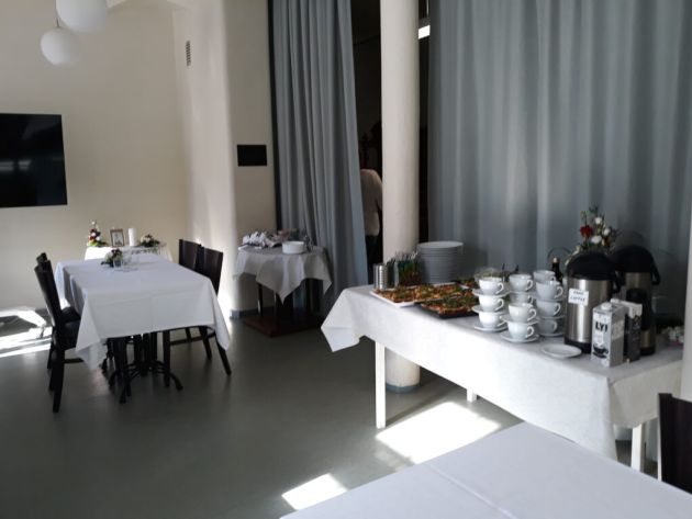 Kuvassa on katettuja pöytiä.