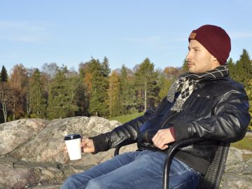 ihmisiä Lähteellä Zaki Azedani, vapaaehtoinen