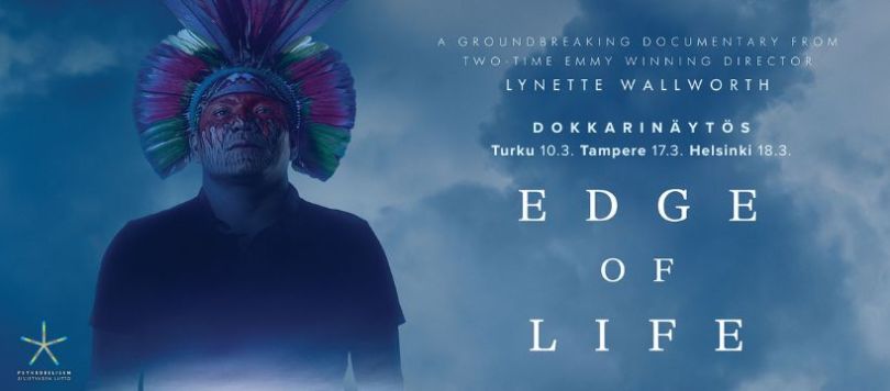 Mies päähineessä usvaisella taustalla.