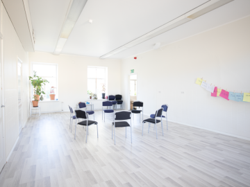 Kuvassa on Wanha labra, etualla on tuoleja ympyrässä.