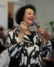 Lapinlahdessa vietettiin eilen mitä upeinta loppukevään päivää aamun pilvien väistyttyä jazzin ja vuoden ensimmäisen puistokirppiksen tieltä! Laulaja Bianca Morales johdatti meidät Lapinlahden Lähde Goes Happy Jazz -avajaistempaukseen, jossa hän sekä New Orleans Stompers ja Markku Renkon johtama Arkadics Jazz Orchestra soittivat musiikkia, joka sai rytmijalan vipattamaan. Samalla Kahvila Lähteellä avattiin näyttely jazzin satavuotisesta historiasta Suomessa. Näyttelyä esitteli Maaret Storgårds Musiikkiarkistosta.
Suuret kiitokset Bianca Moralesille, Maaret Storgårdsille, Markku Renkolle, New Orleans Stompersille ja Arkadics Jazz Orchestralle upeasta päivästä! Tapahtuma käynnisti Lapinlahden perinteisen Mental Health Art Week -tapahtumaviikon, joka jatkuu maanantaina klo 6 kevätaamun linturetkellä. Myöhemmin päivällä klo 10 ja klo 12 esiintyy lastenmuusikko Pentti Rasinkangas.
Tiistaina klo 10 ja klo 12 Lapinlahteen saapuu puolestaan Bianca Moralesin CariBianca-rytmimusiikkiseikkailu. Lue lisää Pentti Rasinkankaasta, CariBiancasta ja muista ensi viikon tapahtumista Facebook-sivuiltamme tai verkkosivujemme tapahtumista. Tervetuloa Lapinlahteen nauttimaan viikon tapahtumakimarasta ja puiston upeasta kukkaloistosta!
#mhaw #kaikkienlapinlahti