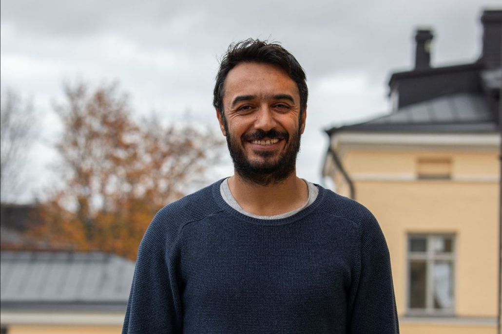 Ihmisiä lähteellä Amjad Sher