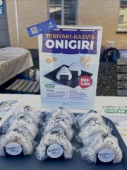 Tänään perjantaina Japani-viikon kunniaksi myynnissä herkullisia onigiri-riisikolmioita, 3 euroa! Myynnissä infopisteellä pihalla ja Kahvila Lähteellä. Tuotto menee Pro Lapinlahden tapahtumien tukikassaan. Nam! 🍙