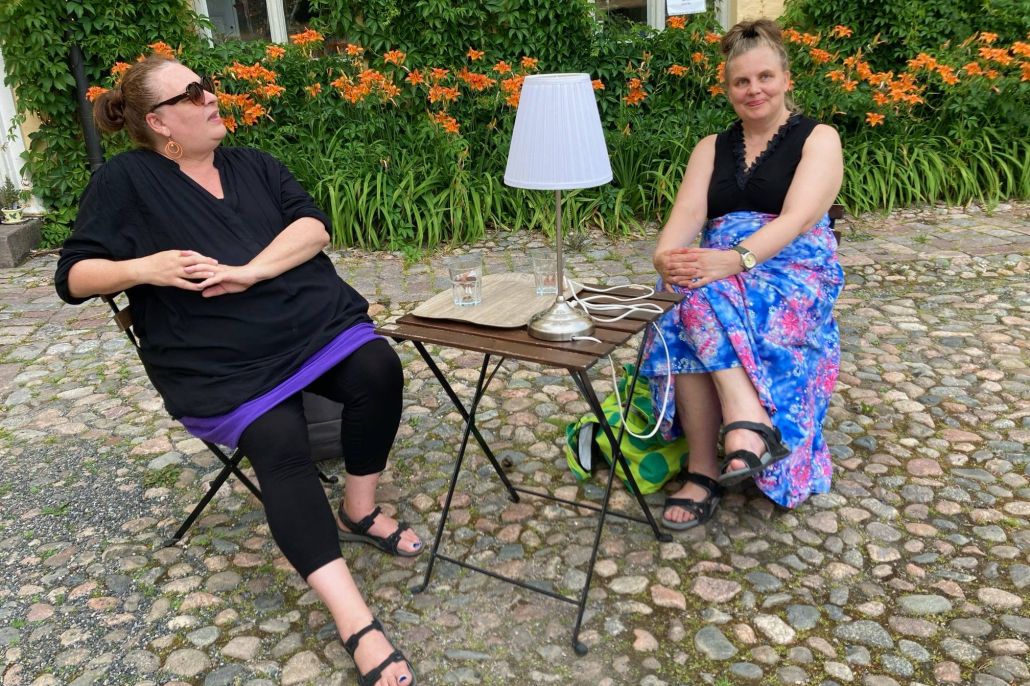 Ihmisiä Lähteellä Anne Korhonen ja Tanja Parantainen Teatteri Ilmiöstä