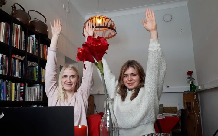 Ihmisiä Lahteellä Miisa ja Oona