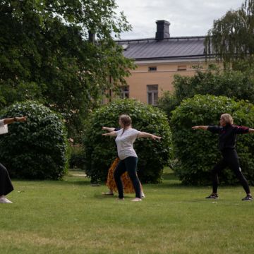 Kesäinen joogatunti puutarhassa.