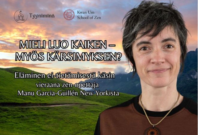 Nainen hymyilee vihreällä niityllä auringonlaskun aikaan.