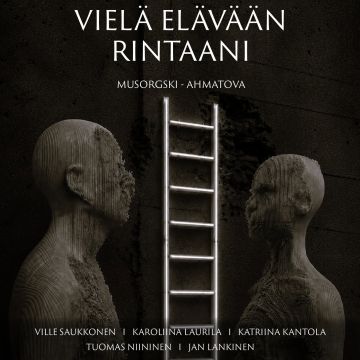 Kuva on esityksen mainoskuva, jossa on tekstiä tapahtumasta, tikapuut ja kaksi kivistä miehen rintakuvaa.