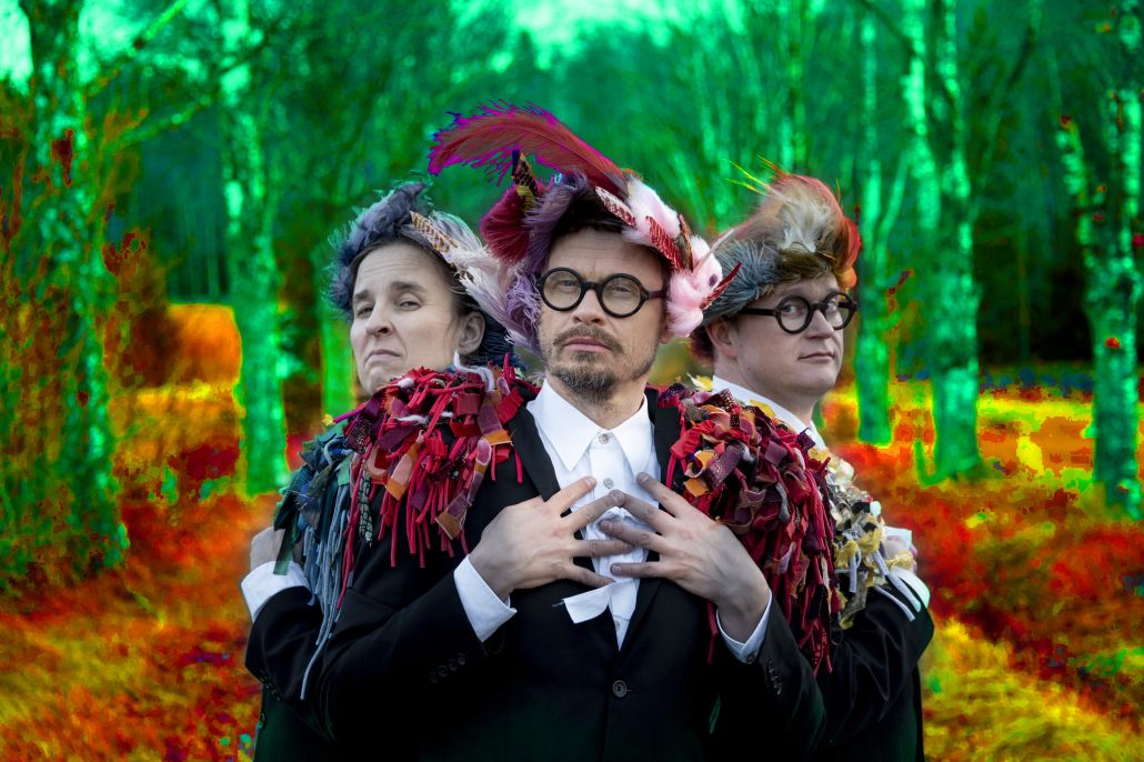 Kansallisteatterin Kiertuenäyttämön esitys "Diplomaatit" nähtiin Lapinlahden Auditoriossa 17.5.2022. Kuvassa vasemmalta: Nora Raikamo, Jussi Lehtonen ja Antti L. J. Pääkkönen. Kuva: Tuomo Manninen