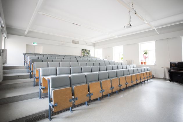 Kuvassa on auditorion penkkirivejä.