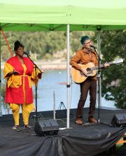 Vietimme eilen leppoisaa loppukesän sunnuntaita puistokirppiksen sekä vivahteikkaan ja tunnelmallisen musiikkiesityksen parissa! Yhdysvaltalaiset Claudia ja Dan Zanes (@danandclaudiazanes) tarjosivat upean ja svengaavan kattauksen roots-, folk- ja jazz-klassikoita. He ottivat taidokkaasti yleisön mukaan esitykseensä ja saivat suomalaisenkin tanssijalan vipattamaan. Sen jälkeen päästiin vielä tutustumaan parkourin saloihin ja liikevalikoimaan puiston ”esteradalla”. 

Suuret kiitokset Claudialle, Danille, SAM Helsingille (@samhelsinki) ja kävijöille mukavasta päivästä!

#KaikkienLapinlahti