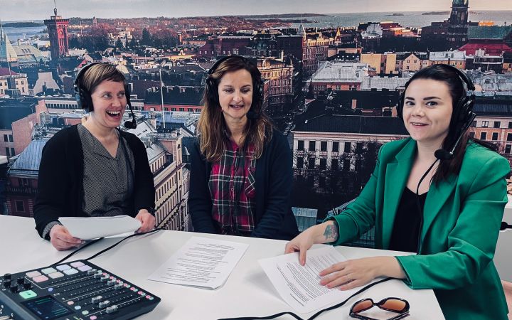 Kuvassa kolme naista tekemässä podcast-nauhoitusta