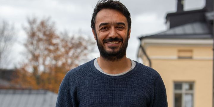 Ihmisiä lähteellä Amjad Sher