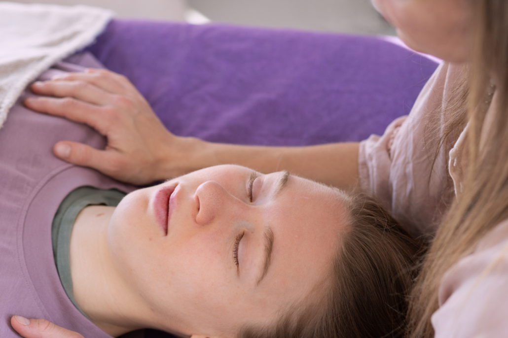 Janita Lavonen hoitaa naisasiakasta