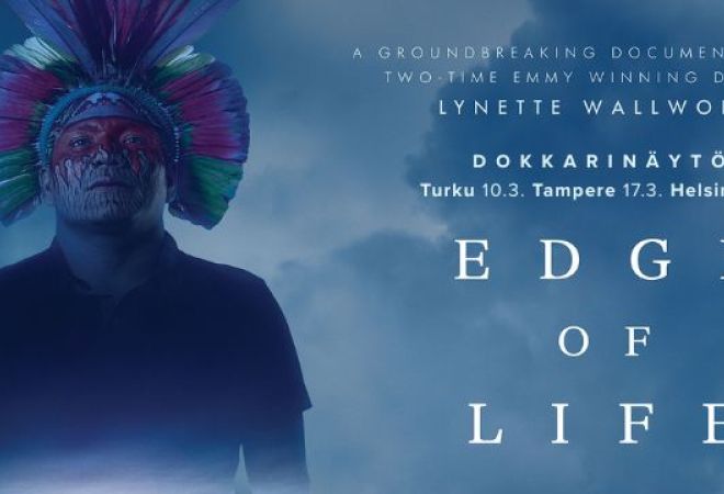 Mies päähineessä usvaisella taustalla.