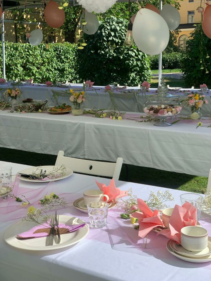 Kuvassa on katettuja pöytiä.