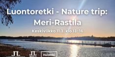 Luontoretki nature trip merirastila retken kansikuva jossa retken aika ja kaupunkiluontokeskuksen miitin ja helsingin logot. Taustakuva on Merirastilan aurinkoiselta rannalta lähellä Rastilan metrosiltaa keväällä 2025
