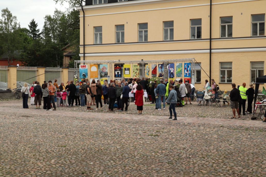 Save Lapinlahti with a Poster -näyttelyn avajaisten yleisöä - Jukka Leppikangas