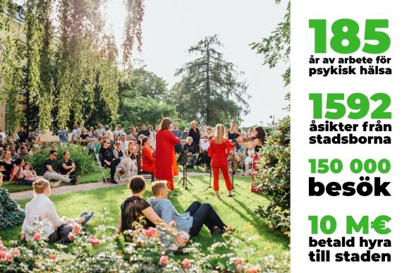 En grupp människor har samlats i den soliga trädgården för att lyssna på en konsert med en fioltrio.