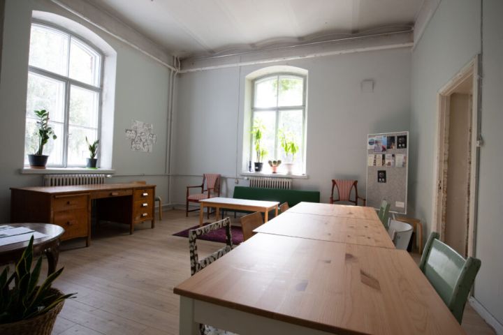 Kuvassa on Avoin tila, etualla oikealla on pöytä.