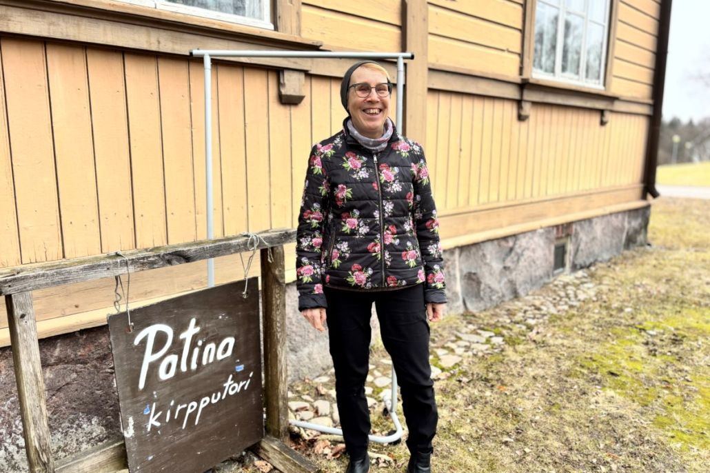 Seisova nainen kukikkaassa takissa